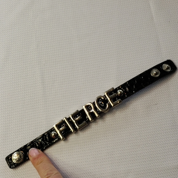$3❤BCBG Affirmation "FIERCE" Bracelet❤$3 BUNDLED - Picture 5 of 5